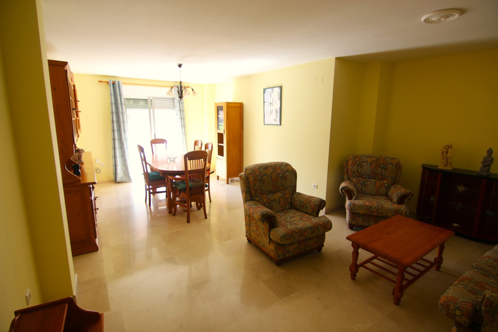 Wohnung zum Verkauf mit 4 Zimmern und großer Terrasse im Zentrum von Benitatxell.