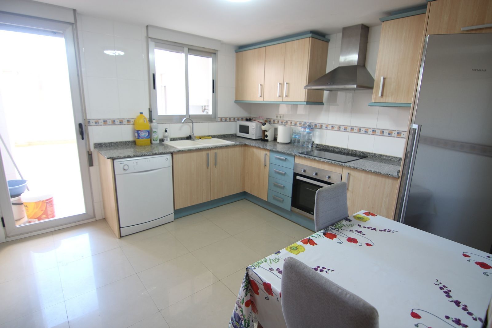 Wohnung zum Verkauf mit 4 Zimmern und großer Terrasse im Zentrum von Benitatxell.