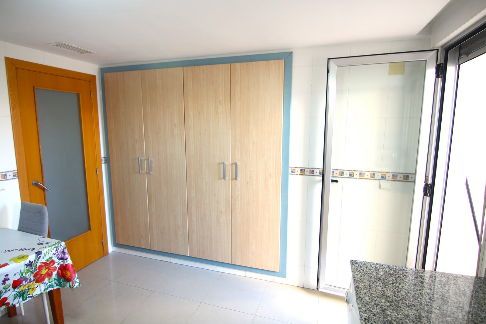 Wohnung zum Verkauf mit 4 Zimmern und großer Terrasse im Zentrum von Benitatxell.