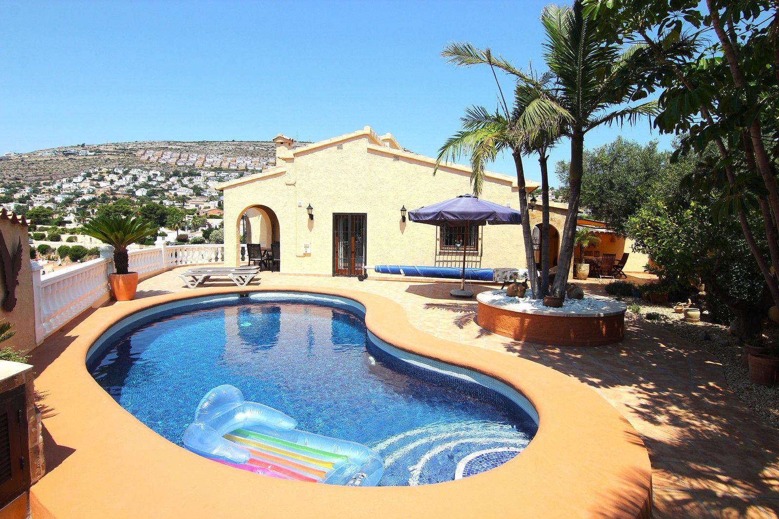 Villa mit Pool und spektakulärem Meerblick in Cumbre del Sol.