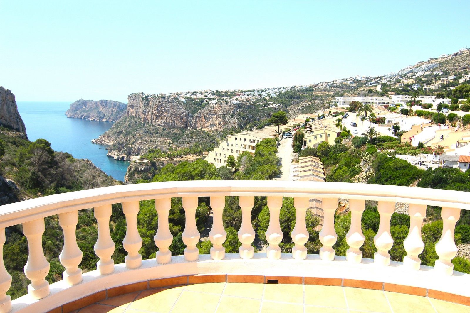 Villa mit Pool und spektakulärem Meerblick in Cumbre del Sol.