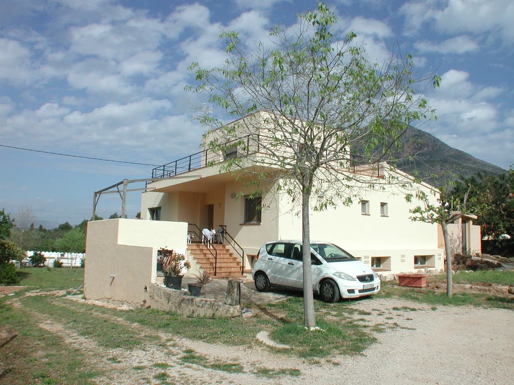 Wunderbare Villa zum Verkauf mit grossem Grundstück direkt am Montgo-Berg in Javea.