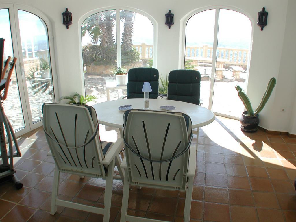 Einzigartige Villa zu verkaufen mit Innenpool und fantastischem Meerblick in der Cumbre de Sol - Benitachell