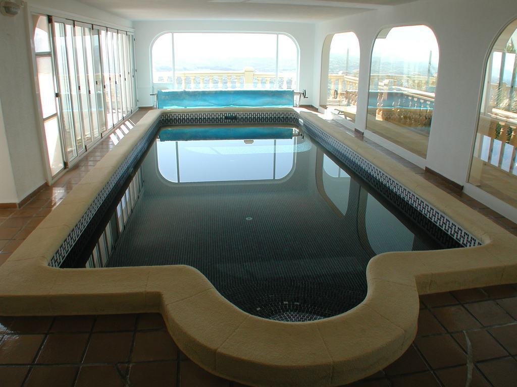 Einzigartige Villa zu verkaufen mit Innenpool und fantastischem Meerblick in der Cumbre de Sol - Benitachell