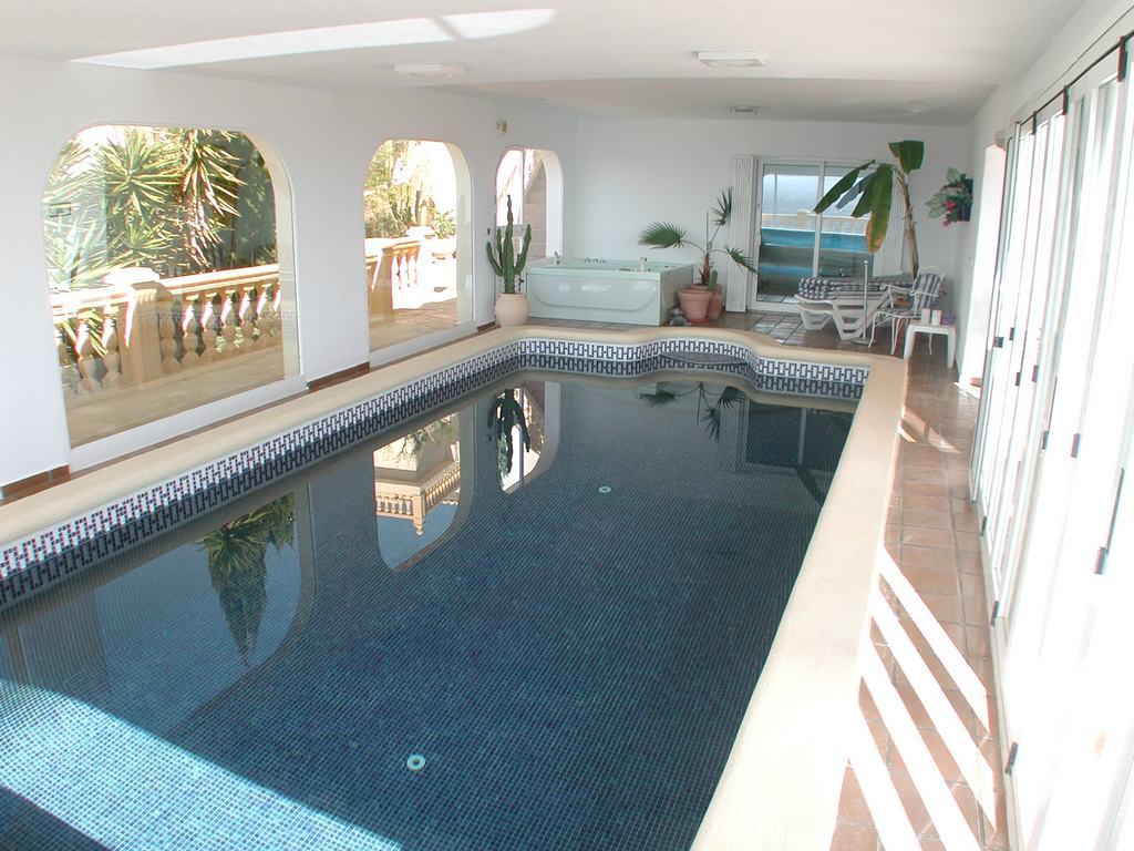 Einzigartige Villa zu verkaufen mit Innenpool und fantastischem Meerblick in der Cumbre de Sol - Benitachell