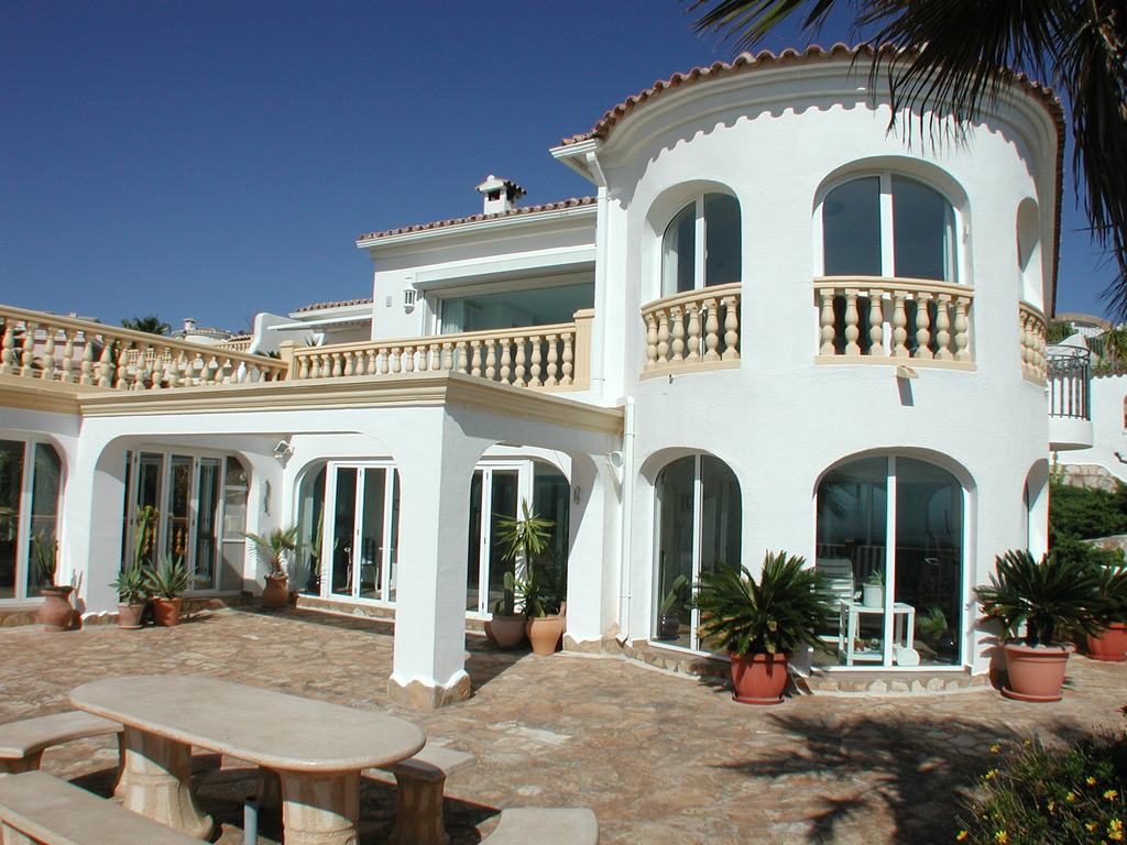 Einzigartige Villa zu verkaufen mit Innenpool und fantastischem Meerblick in der Cumbre de Sol - Benitachell