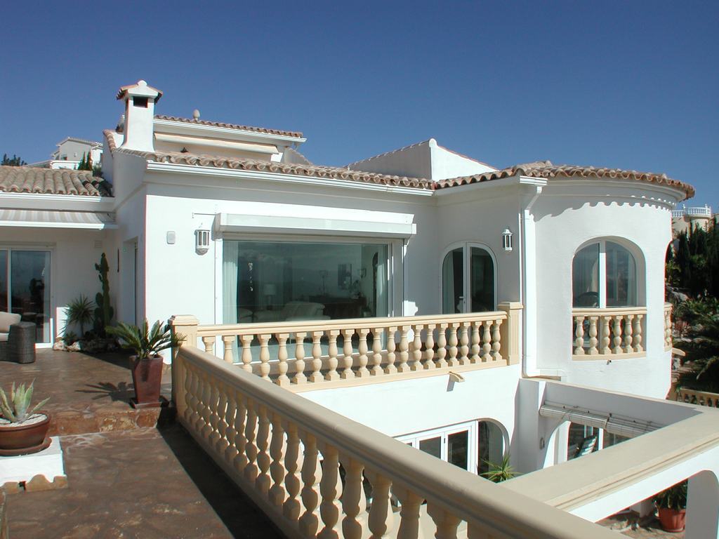 Einzigartige Villa zu verkaufen mit Innenpool und fantastischem Meerblick in der Cumbre de Sol - Benitachell