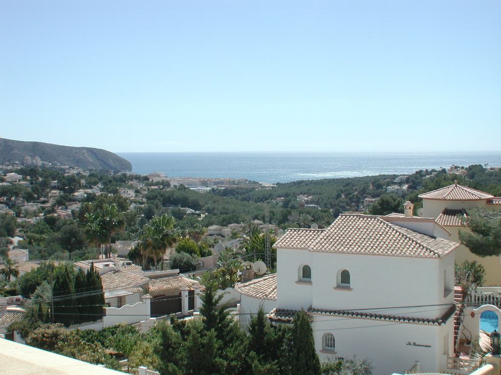 Villa zum Verkauf mit Blick auf das Meer und den Pool.