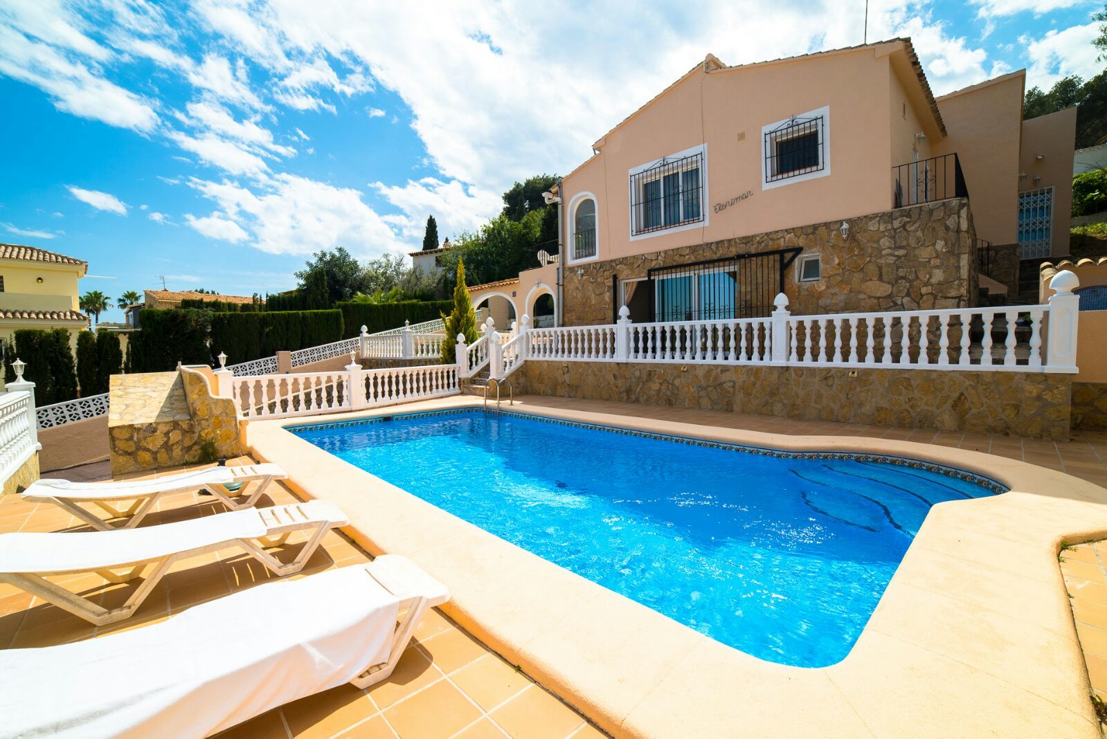 Schöne Villa zum Verkauf mit fantastischem Meerblick, Pool und unweit des Dorfes