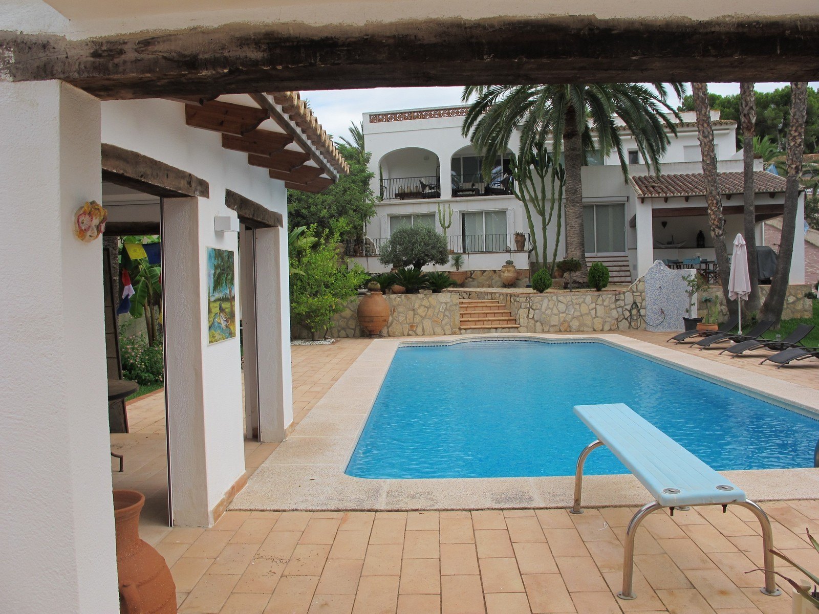 Schöne Villa zum Verkauf in Moraira, nur 500 Meter vom Hafen und der Stadt.