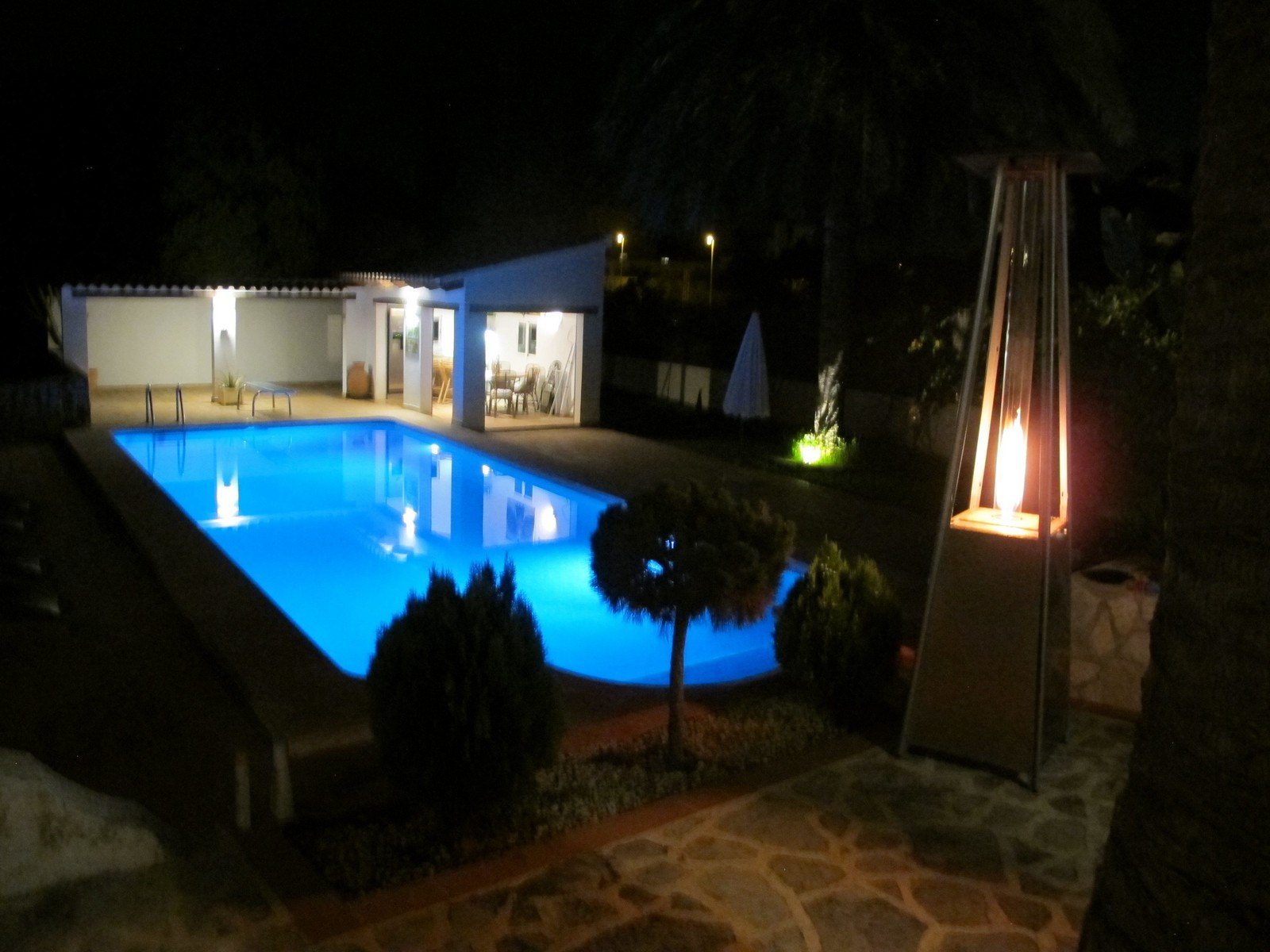 Schöne Villa zum Verkauf in Moraira, nur 500 Meter vom Hafen und der Stadt.