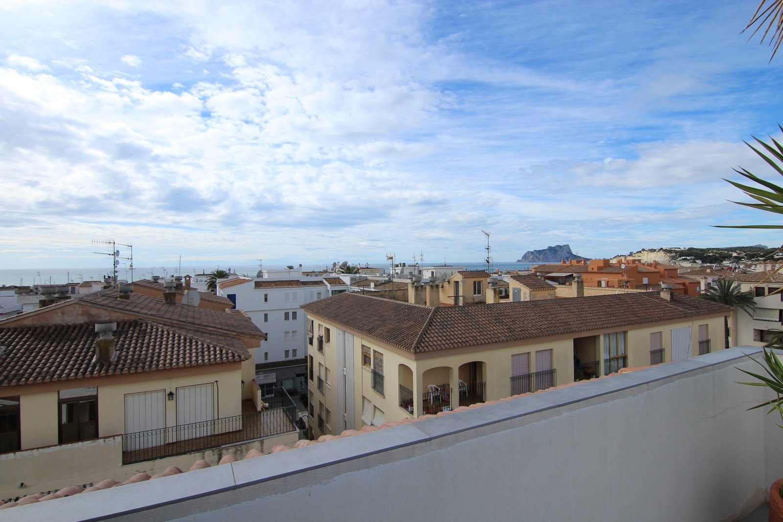 Penthouse mit Blick auf das Meer und die Terrassen im Zentrum von Moraira.