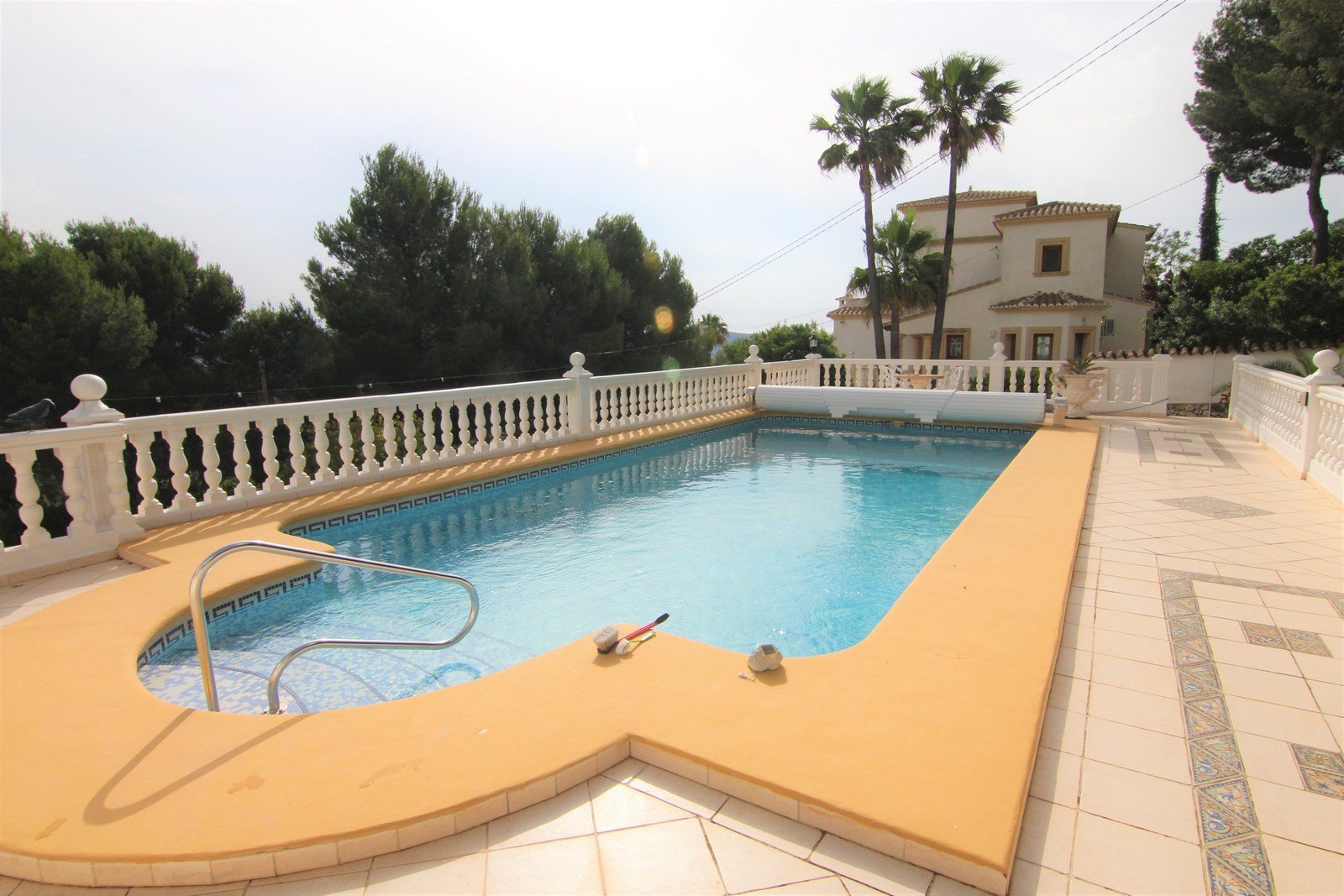 Villa zum Verkauf mit zwei Wohnungen und Pool in Moraira.