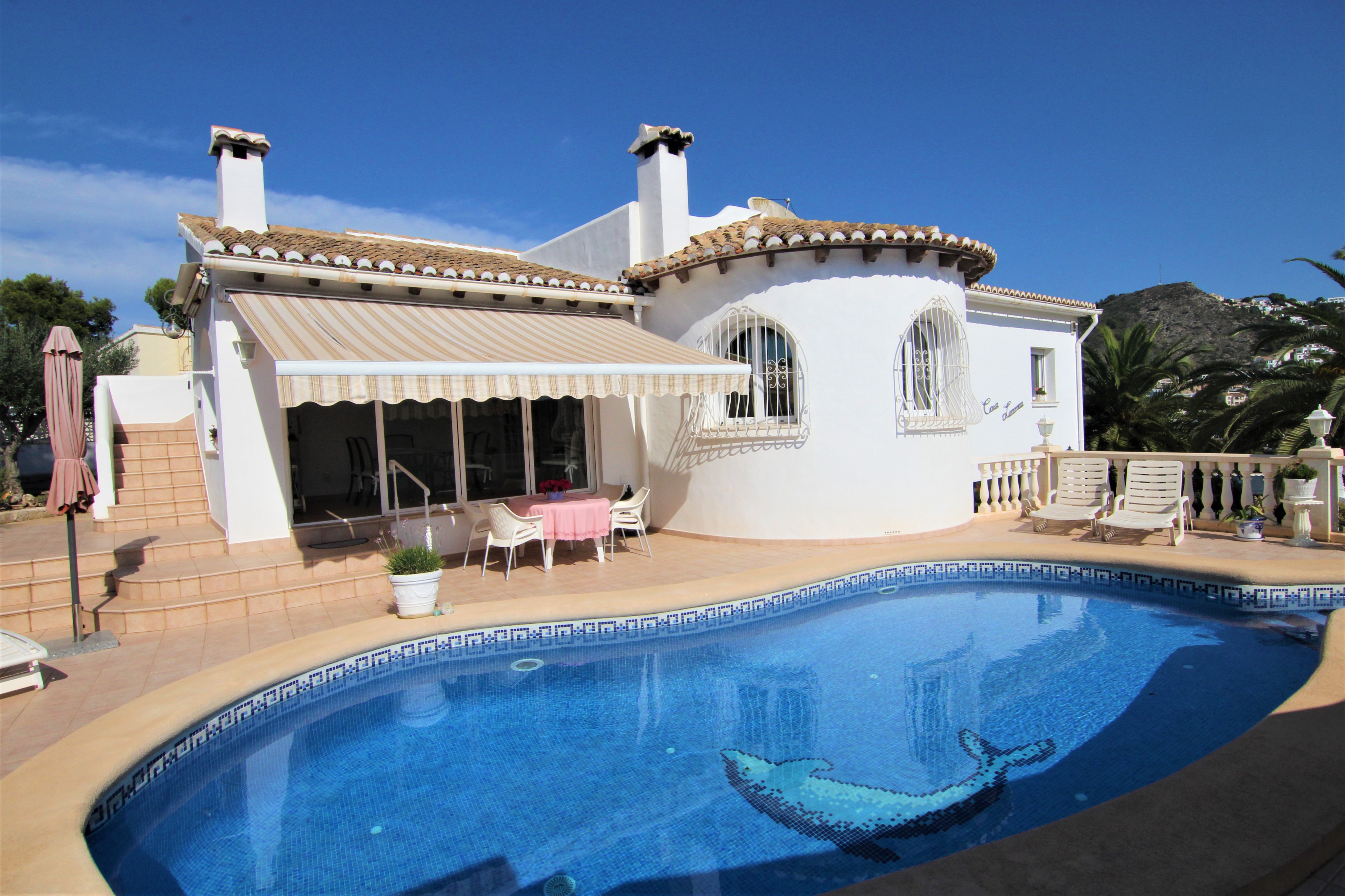 Villa mit Pool zum Verkauf am Fuße des Portet und Moraira.
