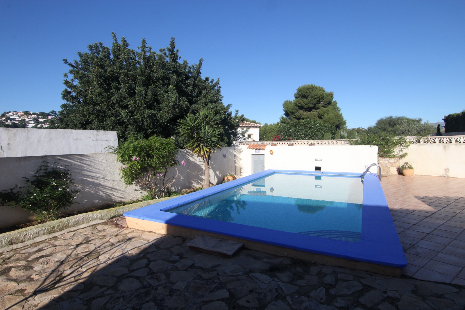Villa mit Pool, flachem Grundstück und Blick in Moraira